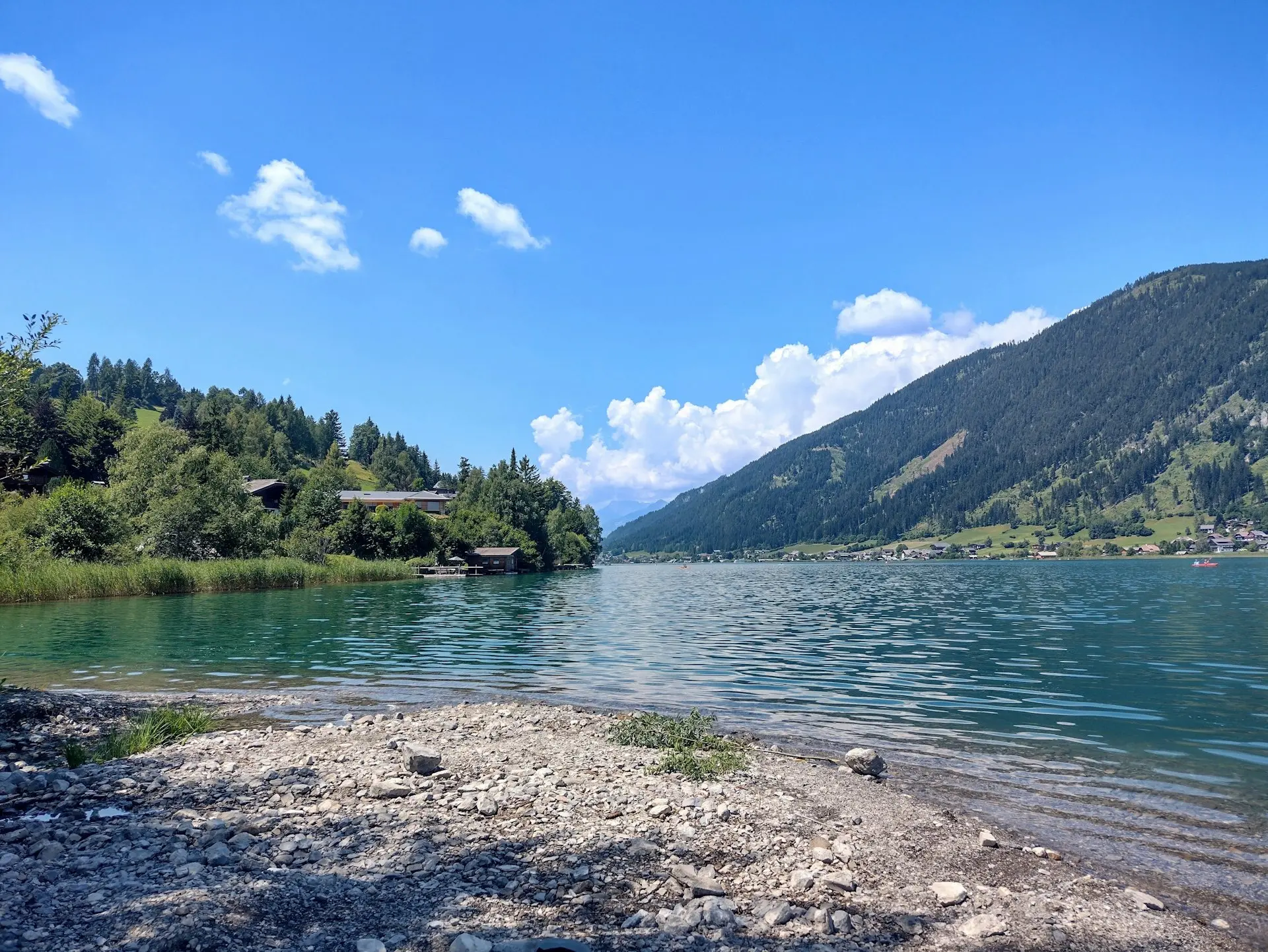 Ossiacher See in Kärnten, Österreich, mit Bergen im Hintergrund und einer idyllischen Seelandschaft in einer Region mit Immobilienpotenzial.