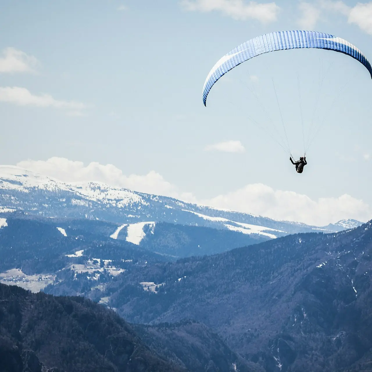 person doing xtreme sports parachute