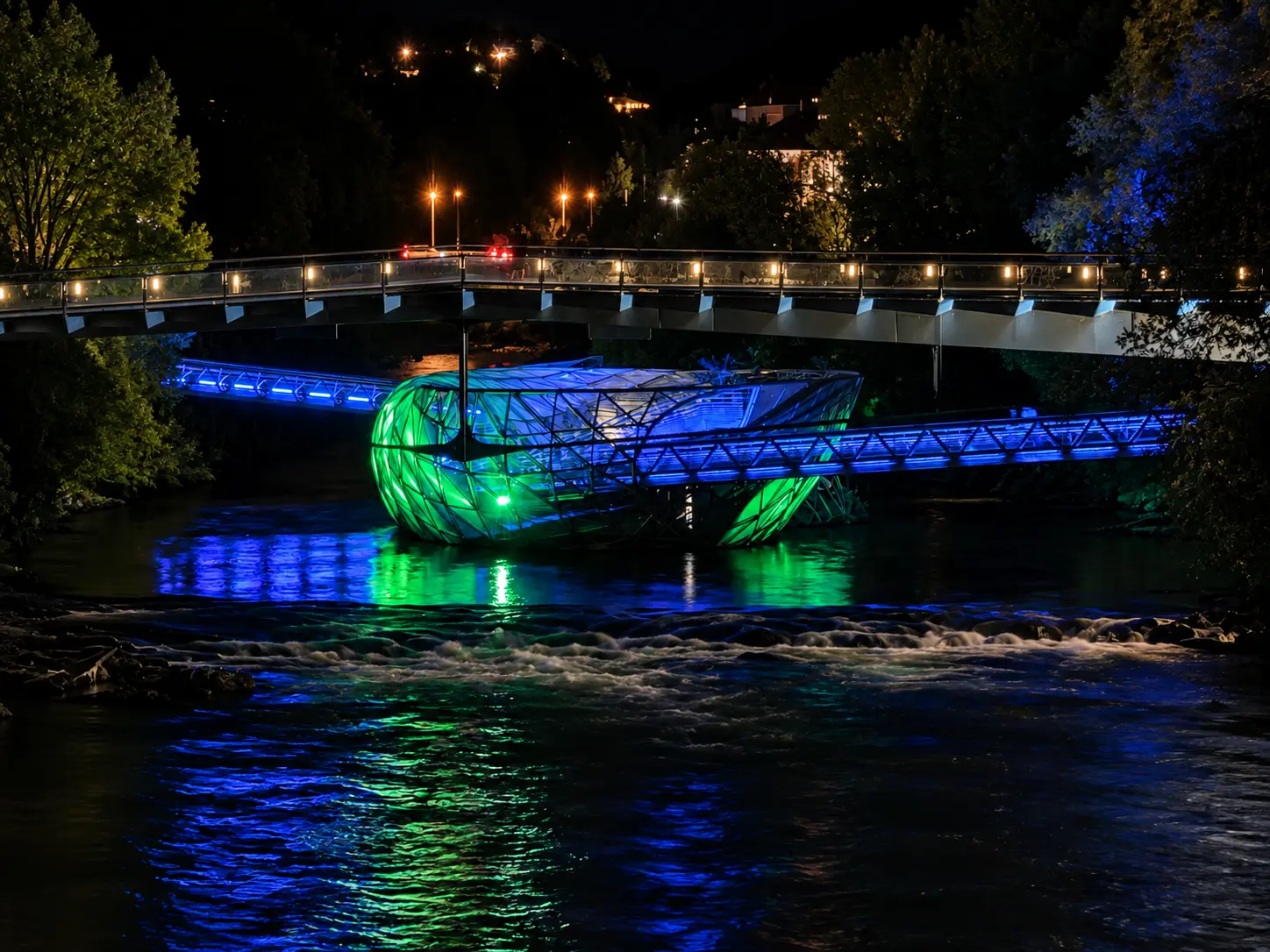 Beleuchtete Murinsel in Graz an der Mur